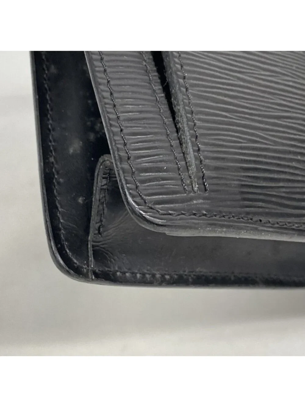 Louis Vuitton Clutch Epi Series Dragonne Noir